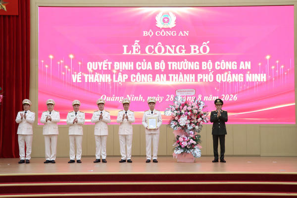 Công bố quyết định thành lập Công an thành phố Quảng Ninh