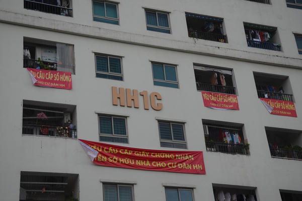 Nhiều chung cư dân vào ở 10 năm vẫn treo sổ hồng tại Hà Nội