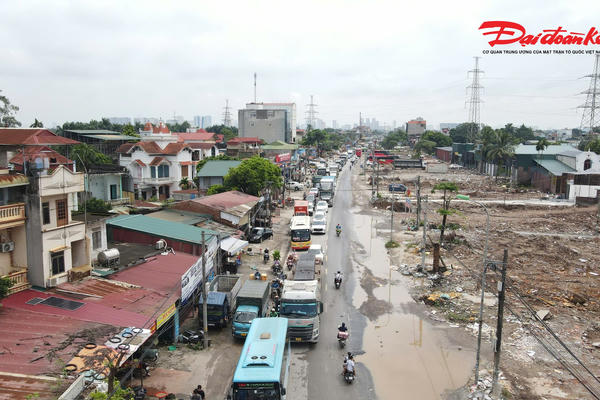 Quốc lộ 6 qua Hà Nội ùn tắc, xe máy chật vật né "ổ gà", vũng nước