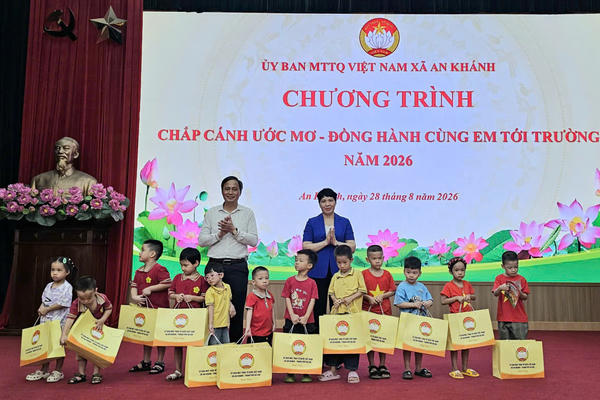 Trao 120 suất quà tiếp sức học sinh có hoàn cảnh khó khăn