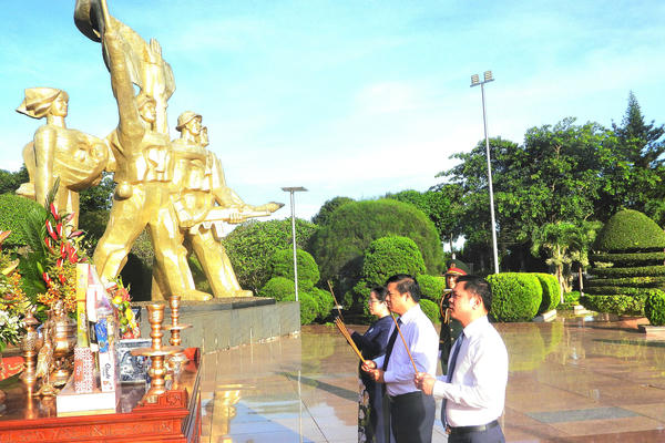 Lãnh đạo tỉnh Đắk Lắk dâng hương, tưởng niệm các Anh hùng liệt sĩ nhân dịp Quốc khánh 2/9