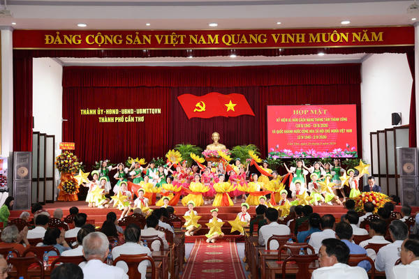 Cần Thơ họp mặt kỷ niệm 81 năm Cách mạng tháng Tám và Quốc khánh 2/9