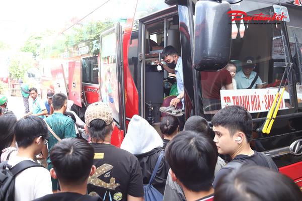 Người dân nườm nượp về quê, bến xe Hà Nội đông đúc trước kỳ nghỉ lễ 2/9
