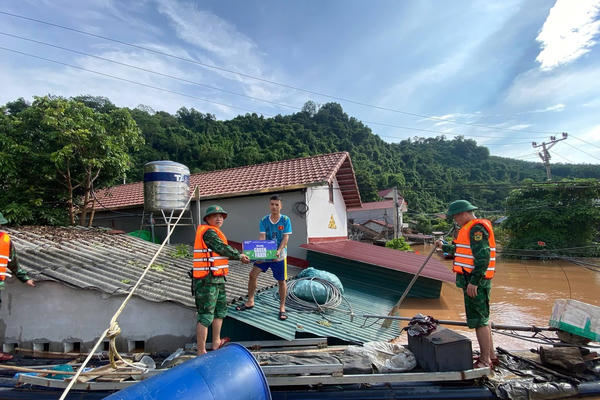Phó Thủ tướng: Huy động lực lượng, tiếp cận cho được những hộ dân còn bị chia cắt do ngập lụt, sạt lở