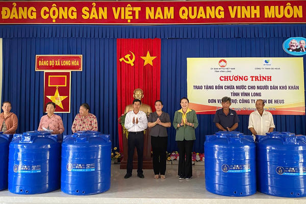 Trao tặng bồn chứa nước hỗ trợ người dân khó khăn tỉnh Vĩnh Long Trao tặng bồn chứa nước hỗ trợ người dân khó khăn tỉnh Vĩnh Long