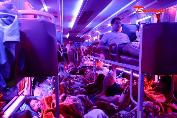 Hà Nội: Đội CSGT số 6 kịp thời ngăn chặn xe nhồi nhét khách dịp nghỉ lễ