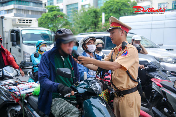 CSGT Hà Nội siết kiểm tra nồng độ cồn ngay ngày đầu nghỉ lễ