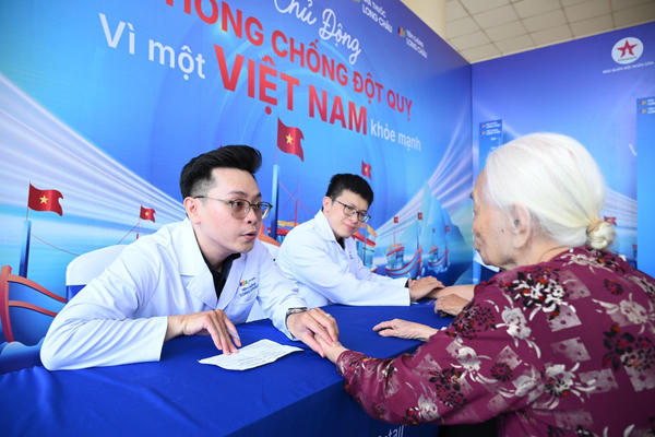 Chung tay chăm sóc sức khỏe người dân vùng đảo tiền tiêu: Long Châu nối dài hành trình tri ân tại đặc khu Côn Đảo