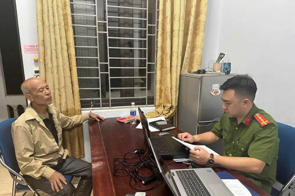 Phú Thọ: Khống chế đối tượng dùng dao, đá chống đối công an Phú Thọ: Khống chế đối tượng dùng dao, đá chống đối công an