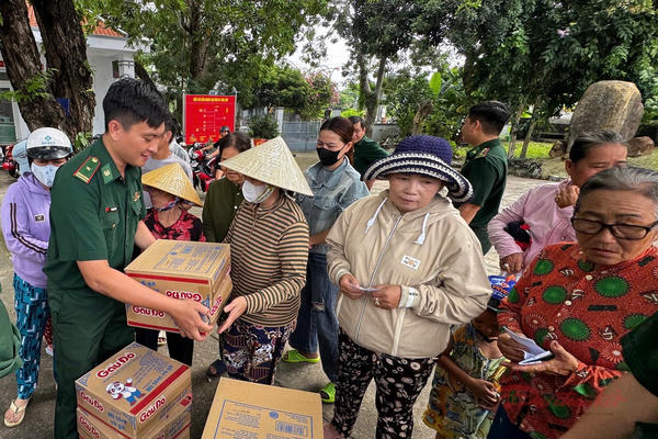 TPHCM trao quà, động viên hộ dân khó khăn dịp Tết Độc lập TPHCM trao quà, động viên hộ dân khó khăn dịp Tết Độc lập