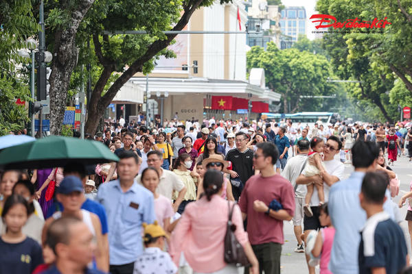 Hà Nội: Hồ Gươm, Hỏa Lò tấp nập người tham quan dịp 2/9