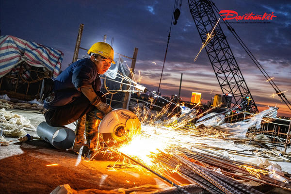 Xuyên lễ thi công, cầu Trần Hưng Đạo lắp những đốt dầm đầu tiên Xuyên lễ thi công, cầu Trần Hưng Đạo lắp những đốt dầm đầu tiên