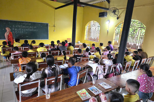 Mái chùa vang tiếng học vần