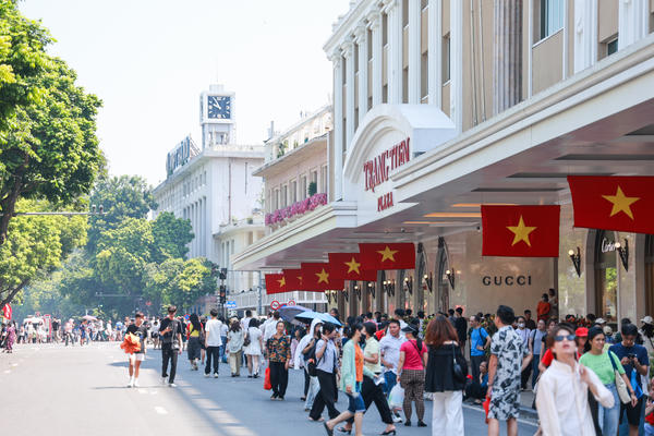 Không khí rộn ràng khắp Hà Nội trong ngày Quốc khánh 2/9