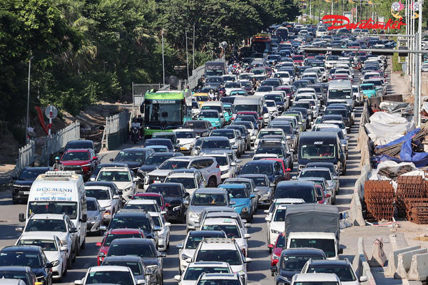 Cuối kỳ nghỉ lễ 2/9, dòng người ùn ùn trở lại Hà Nội, nhiều cửa ngõ ùn tắc