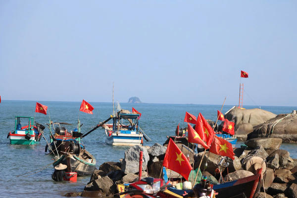 Ngư dân biển Kỳ Xuân đồng loạt treo cờ Tổ quốc trên tàu cá dịp Quốc khánh 2/9 Ngư dân biển Kỳ Xuân đồng loạt treo cờ Tổ quốc trên tàu cá dịp Quốc khánh 2/9