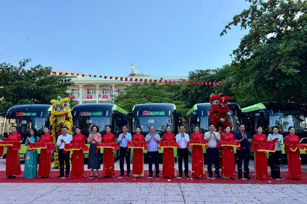 Quảng Ninh khai trương tuyến xe buýt điện miễn phí đưa đón học sinh đến trường