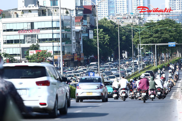 Đường phố Hà Nội nhộn nhịp trở lại sau kỳ nghỉ Quốc khánh