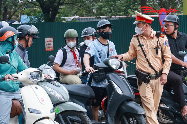 Hà Nội: Tăng cường xử lý học sinh, phụ huynh vi phạm giao thông đầu năm học Hà Nội: Tăng cường xử lý học sinh, phụ huynh vi phạm giao thông đầu năm học