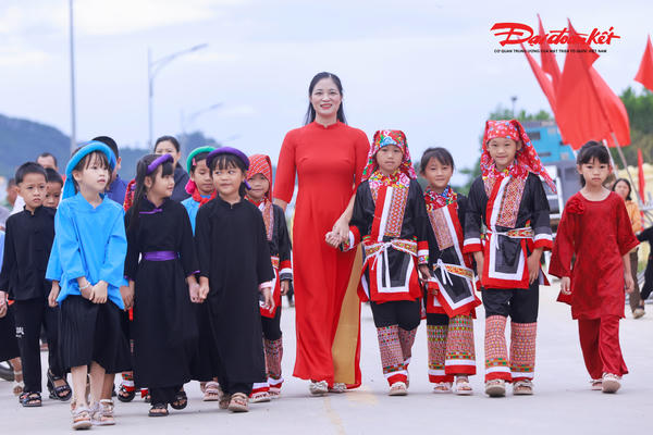 Phó Chủ tịch Thường trực Quốc hội Đỗ Văn Chiến dự Lễ khai giảng và khánh thành Trường Phổ thông nội trú Tiểu học và THCS Bình Liêu