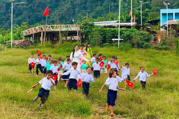 Đà Nẵng: Hình ảnh bình dị của cô trò vùng cao Ngọc Linh ngày khai trường