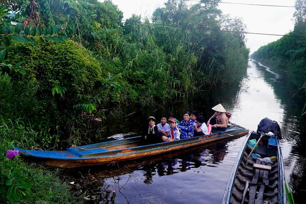 Nô nức ngày tựu trường vùng sông nước Cà Mau