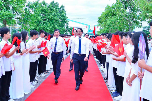 Lãnh đạo tỉnh Thái Nguyên chung vui với học sinh trong ngày khai giảng