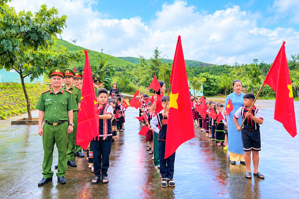 Quảng Ngãi: Ấm áp ngày khai giảng của học sinh Xơ Đăng