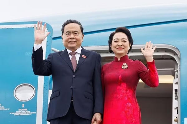 Chủ tịch Quốc hội Trần Thanh Mẫn và Phu nhân lên đường thăm chính thức Hàn Quốc và Mông Cổ