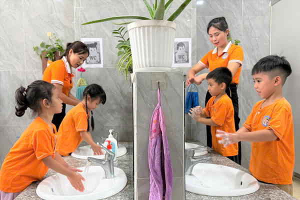 Chủ động phòng tay chân miệng khi trẻ trở lại trường