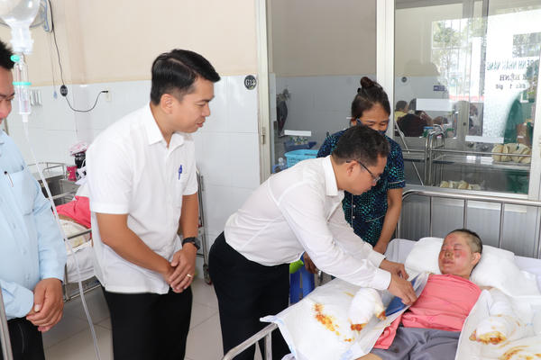 TPHCM: Thăm hỏi nạn nhân vụ cháy ở phường Đông Hưng Thuận khiến 2 người thương vong