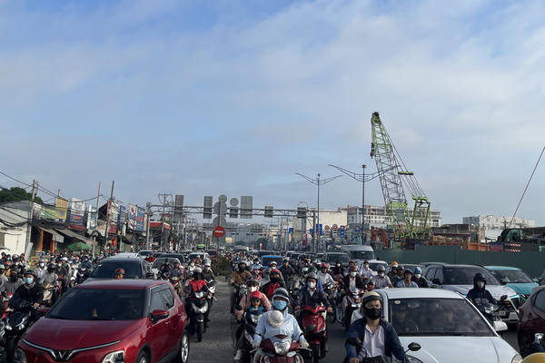 TPHCM: Hơn 2,6 triệu học sinh trở lại trường, nhiều tuyến đường đông đúc
