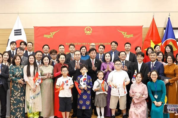 Đoàn kết, đóng góp tích cực cho sở tại cũng như luôn hướng về quê hương, đất nước Đoàn kết, đóng góp tích cực cho sở tại cũng như luôn hướng về quê hương, đất nước
