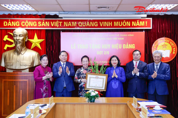 Chủ tịch Bùi Thị Minh Hoài trao tặng Huy hiệu 45 năm tuổi Đảng cho GS.TS Nguyễn Thị Doan Chủ tịch Bùi Thị Minh Hoài trao tặng Huy hiệu 45 năm tuổi Đảng cho GS.TS Nguyễn Thị Doan