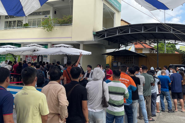 TPHCM: Phụ huynh chật vật tìm mua sách giáo khoa
