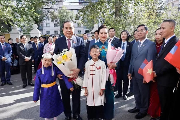 Chủ tịch Quốc hội Trần Thanh Mẫn gặp gỡ cộng đồng kiều bào tại Mông Cổ