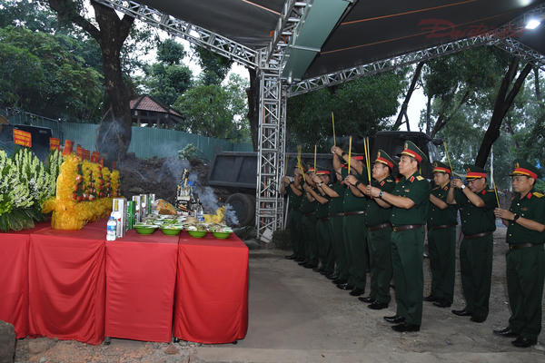 Lãnh đạo Quân khu 7 dâng hương tri ân anh hùng liệt sĩ tại công viên Lê Thị Riêng