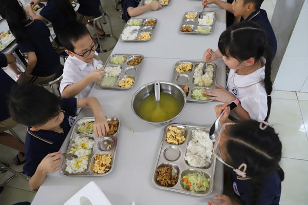 Giám sát chặt bữa ăn bán trú ngay từ đầu năm học