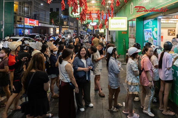 Kem Tràng Tiền trước ngày đóng cửa: Khách xếp hàng kín vỉa hè, tranh thủ lưu kỷ niệm