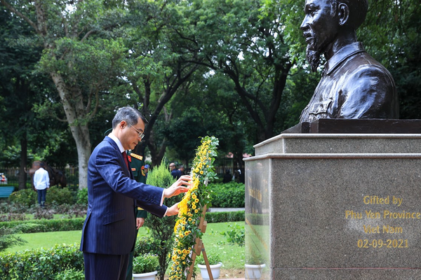 Thủ tướng Lê Minh Hưng dâng hoa tưởng niệm Chủ tịch Hồ Chí Minh tại New Delhi