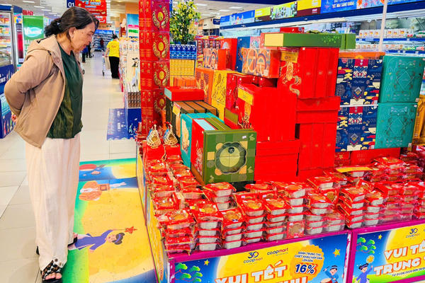 Bánh Trung thu “giá mềm” lên ngôi