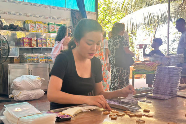 Giữ hồn nghề bánh kẹo truyền thống giữa những điểm du lịch miệt vườn sông Tiền