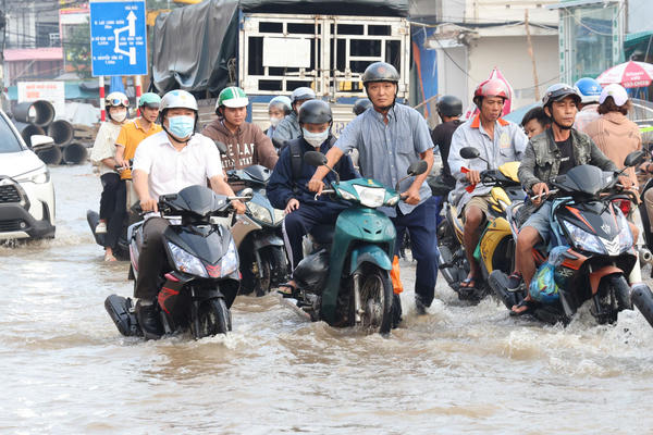 Triều cường vượt báo động III, Cần Thơ ngập nhiều tuyến đường