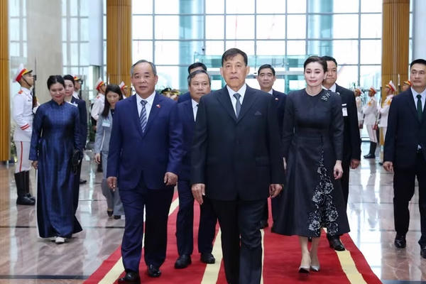 Nhà vua Vương quốc Thái Lan và Hoàng hậu đến Hà Nội, bắt đầu thăm Việt Nam