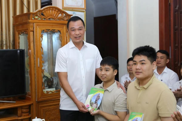 Thanh Hóa: Chủ tịch UBND tỉnh Tô Anh Dũng thăm, chúc mừng đôi bạn '10 năm cõng bạn đến trường'