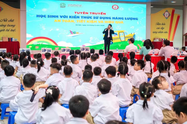 Gần 1.000 học sinh Hà Nội học cách sử dụng năng lượng an toàn, tiết kiệm