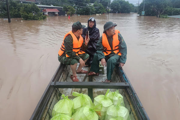 Quân, dân đồng lòng ứng phó mưa lũ