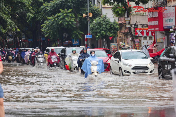 Mưa lớn, nhiều tuyến đường Hà Nội ngập úng, người dân đi lại khó khăn