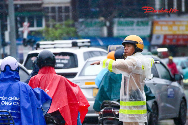 CSGT Hà Nội chủ động phân luồng, hỗ trợ người dân trong mưa lớn