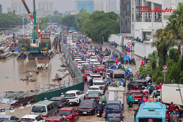 Mưa lớn cả đêm, Hà Nội xuất hiện nhiều điểm úng ngập sáng 16/9